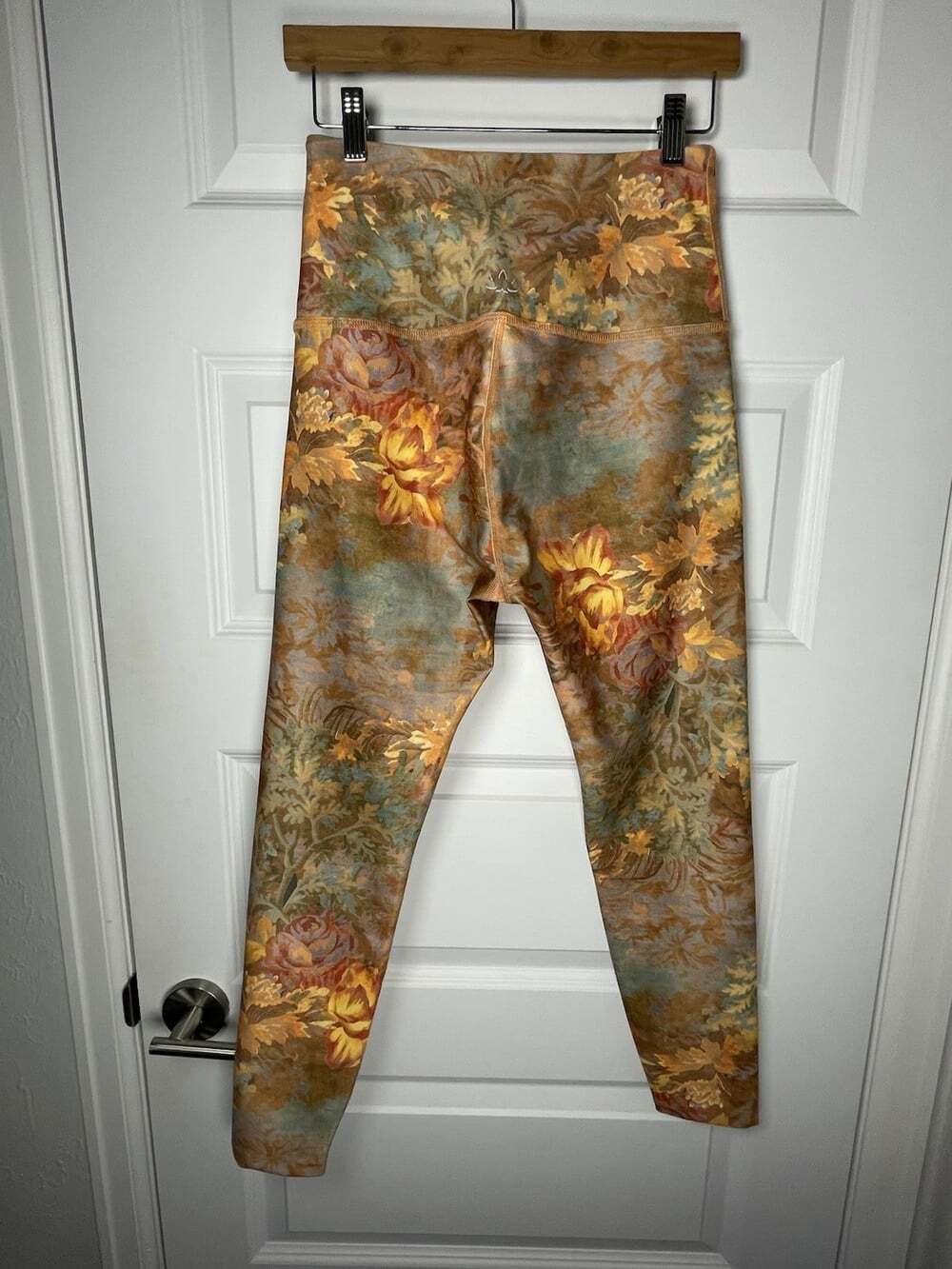 Beyond Yoga Printed High Waisted Midi Leggings S Wallpaper Floral Fall Leggings
